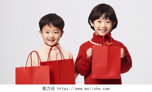 两个拿着红色礼品袋的小朋友喜庆春节